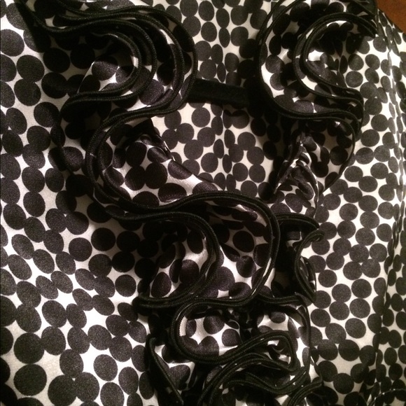 BCX satin feel top with vneck ruffle black dot - Picture 3 of 4